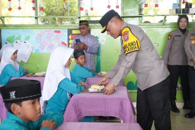 
					Lewat Makan Bergizi Gratis, Polda Riau Dukung Program Asta Cita Presiden untuk Anak-Anak Sekolah SDN 08 dan 09 Rumbai