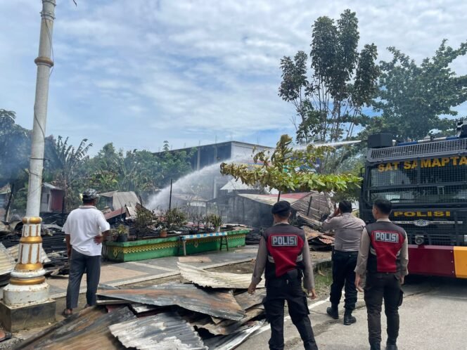 
					SIGAP‼️ Sat Samapta Polres Rohul Berhasil Padamkan Warkop Kebakaran