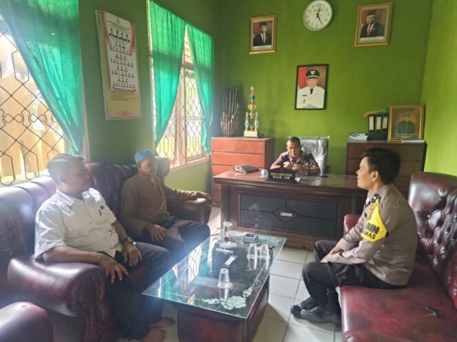 
					OMP-LK24, Masyarakat Kec. Bonai DS, Antusias Dengan Giat Cooling System Sampaikan Pesan Kamtibmas Serta Pilkada Yang Aman, Damai Dan Sejuk.