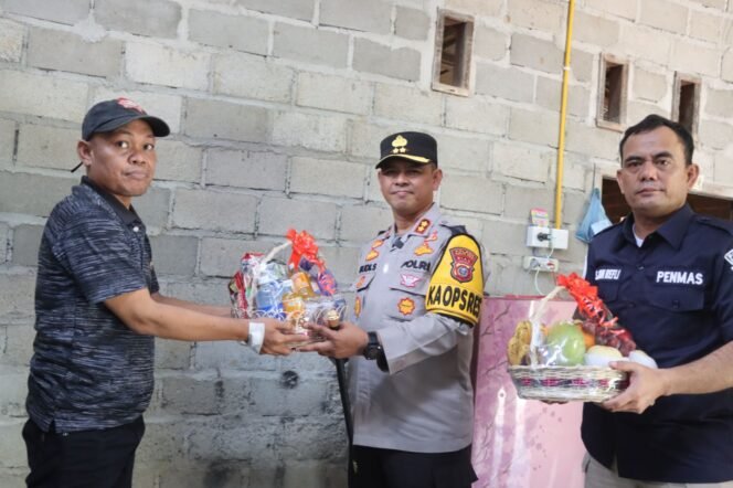 
					Kapolres Rohul AKBP Budi Jenguk Wartawan Sedang Sakit