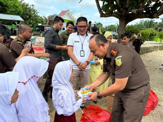 
					DUKUNG PROGRAM PRESIDEN PRABOWO, KEJAKSAAN NEGERI ROKAN HULU GARCEP MEMBERIKAN 150 PAKET PAKET MAKAN SIANG 4 SEHAT 5 SEMPURNA GRATIS KEPADA SISWA SEKOLAH DASAR