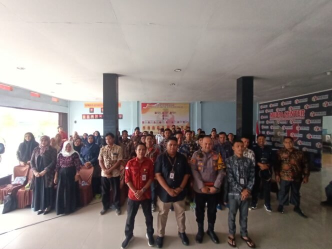 
					OMP-LK24, Rapat Kerja Teknis Pengawas TPS Di Kecamatan Kunto Darussalam Untuk Pilkada Serentak 2024 Berjalan Aman Dan Lancar