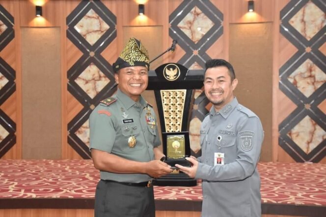 
					Tingkatkan Sinergitas Danrem 031/WB Kunjungan Kerja Ke Kantor Walikota Pekanbaru