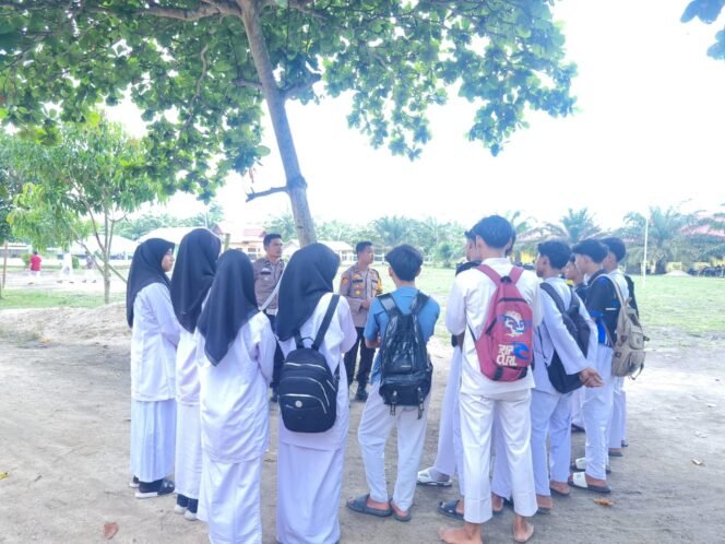 
					OMP-LK24, Kapolsek Bonai Darussalam Gelar Kegiatan Cooling System Di SMKN 1 Bonai Darussalam Untuk Pilkada 2024