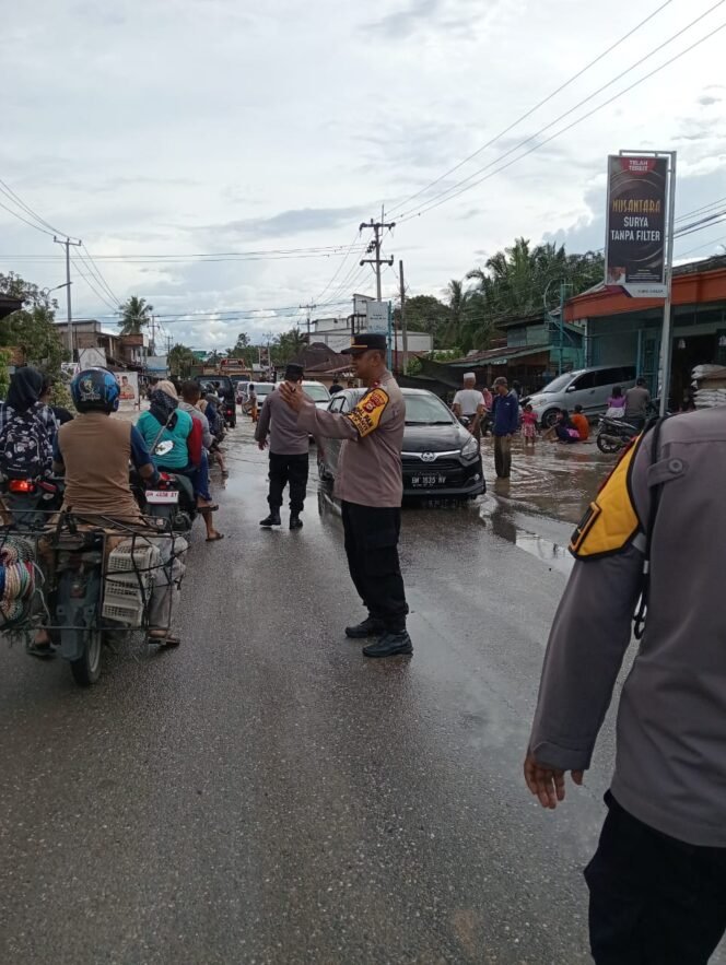 
					Kapolsek Rambah Hilir Lakukan Pengamanan dan Pengaturan Lalu Lintas Akibat Luapan Banjir