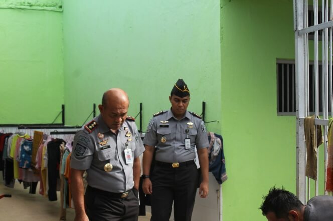 
					Usai Apel Pagi, Kalapas Perintahkan Seluruh Pejabat Struktural Masuki Blok Hunian Warga Binaan, Ada Apa?