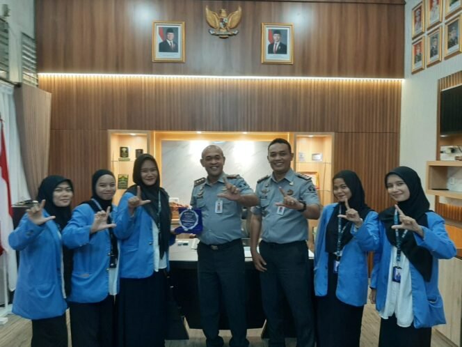 
					Kalapas Berikan Pesan Khusus Kepada Mahasiswi Yang Selesai Melaksanakan PKL di Lapas Pekanbaru