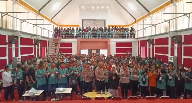 
					TiM POLICE GOES TO SCHOOL DITLANTAS POLDA RIAU EDUKASI GENERASI Z TERTIB BERLALU & ANTI HOAX