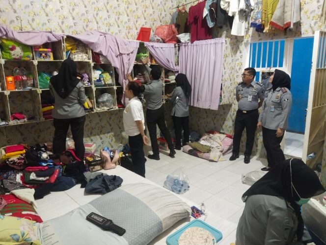 
					GANDENG APH LAPAS PEREMPUAN KELAS IIA PEKANBARU GELAR RAZIA KAMAR HUNIAN DAN TES URINE WBP