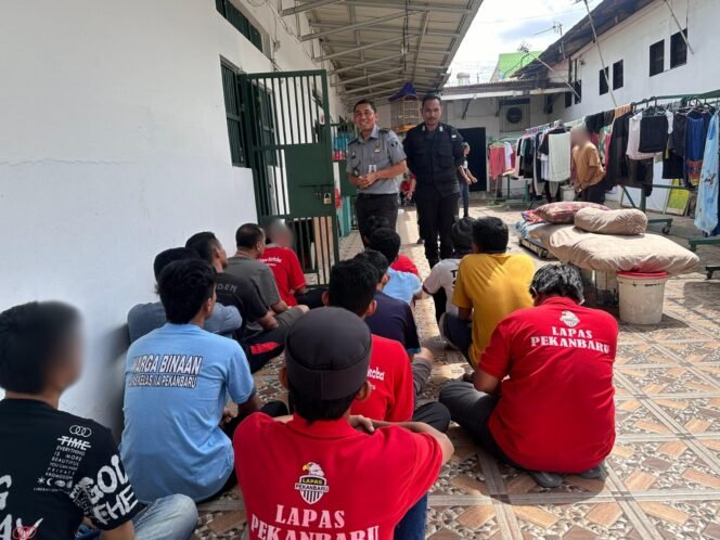 
					Deteksi Dini Gangguan Kamtib, Lapas Pekanbaru Gelar Razia Kamar Hunian Warga Binaan