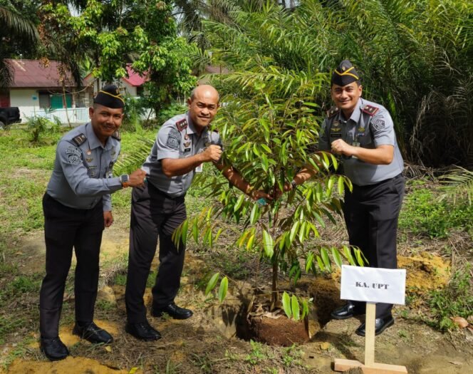 
					Dukung Program Ketahanan Pangan Nasional, Kalapas Pekanbaru Hadiri Penanaman 100 Bibit Durian Musang King