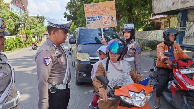 
					TIM COOLING SYSTEM DITLANTAS POLDA RIAU AJAK PENGENDARA SUKSESKAN PILKADA RIAU DALAM BERKESELAMATAN