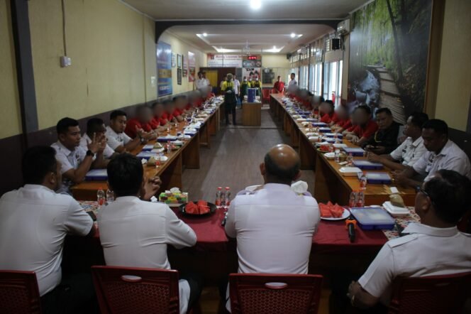 
					Tampil Beda, Kalapas Pekanbaru Ajak Pejabat Struktural Makan Bersama Warga Binaan Dalam Giat Sambung Rasa