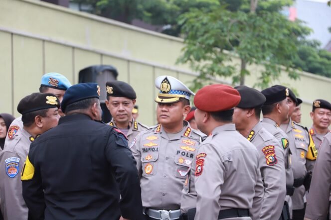 
					KAOPSDA OMP – LK 2024 DAMPINGI LANGSUNG KAPOLDA RIAU DI GIAT PELEPASKAN PERSONEL BKO PAM TPS