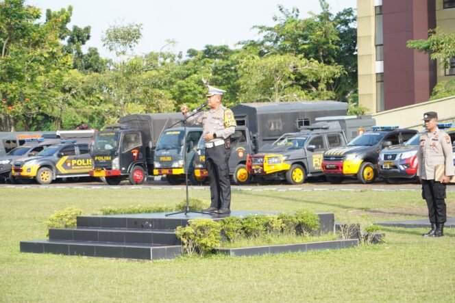 
					Masa Tenang Pilkada Riau 2024 Dirlantas Polda Riau Pimpin Langsung Show Of Force Patroli Skala Besar