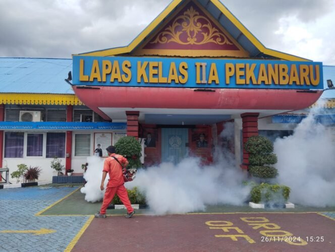 
					Cegah DBD, Lapas Pekanbaru Bekerjasama Dengan Dinkes Kota Pekanbaru Lakukan Fogging di Seluruh Lingkungan Lapas