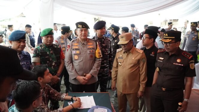 
					Danrem 031/WB Bersama Pj. Gubernur Dan Forkopimda Prov. Riau Tinjau TPS Pelaksanaan Pilkada Serentak