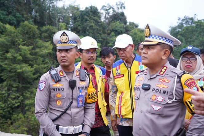 
					Dirlantas Polda Riau & Istansi Terkait Tinjau Langsung Jalan Lintas Riau – Sumbar Yang Longsor.