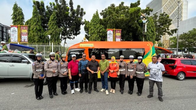 
					Sembari Olahraga Dirlantas Polda Riau Sapa Pengunjung CFD Pekanbaru
