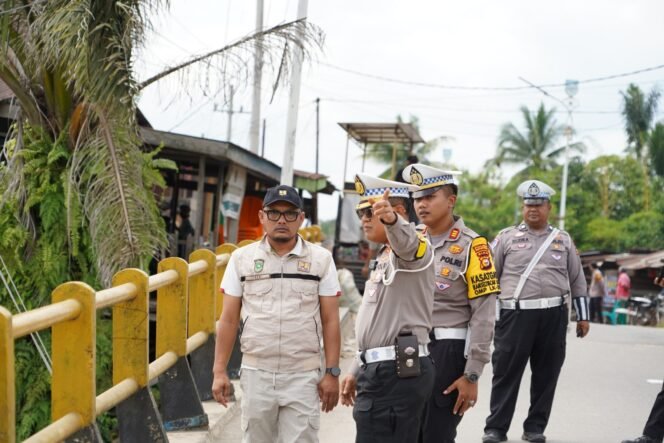 
					Dirlantas Polda Riau & PUPR Provinsi Riau Cek Kondisi Jembatan Sungai Rokan
