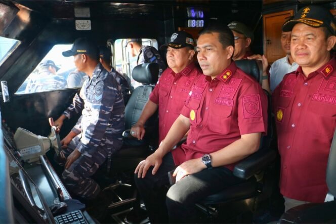 
					Operasi Gabungan Jaga Perbatasan, Kakanwil Riau Pimpin Pengawasan Keimigrasian di Perairan Dumai