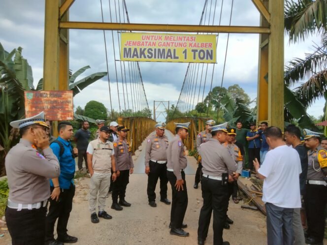 
					Dir Lantas Polda Riau Tinjau Jembatan Sungai Rokan Yang Rusak Di Kecamatan Ujung Batu