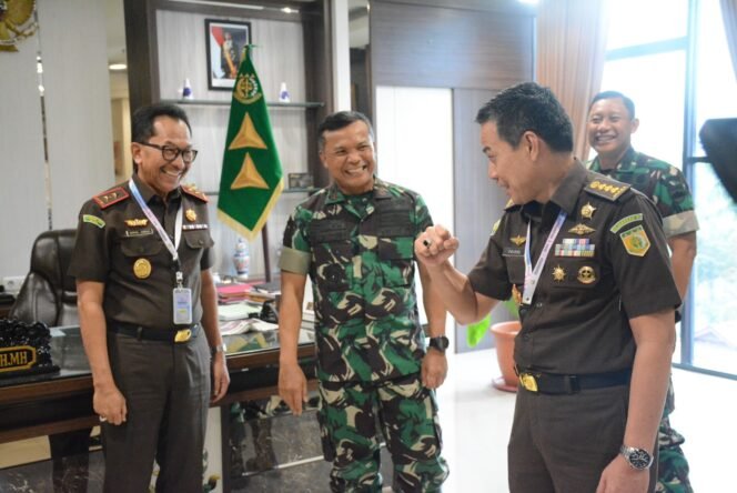 
					Danrem 031/Wira Bima Bersilaturahmi ke Kejaksaan Tinggi Riau