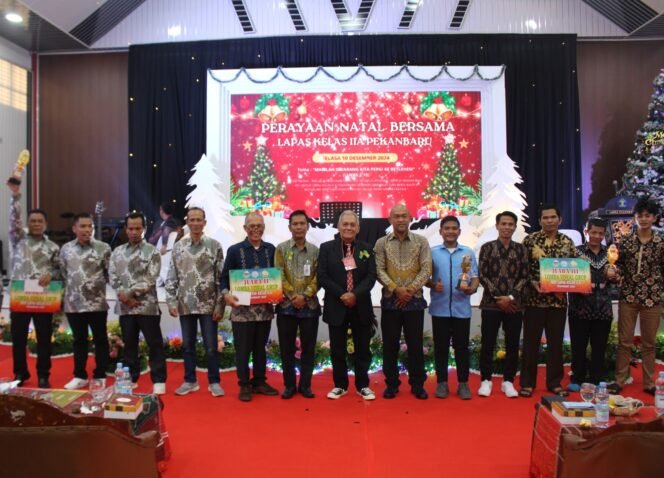 
					Sukacita Natal di Lapas Pekanbaru, Momen Haru Terlihat Saat WBP Merayakan Natal Bersama Keluarga