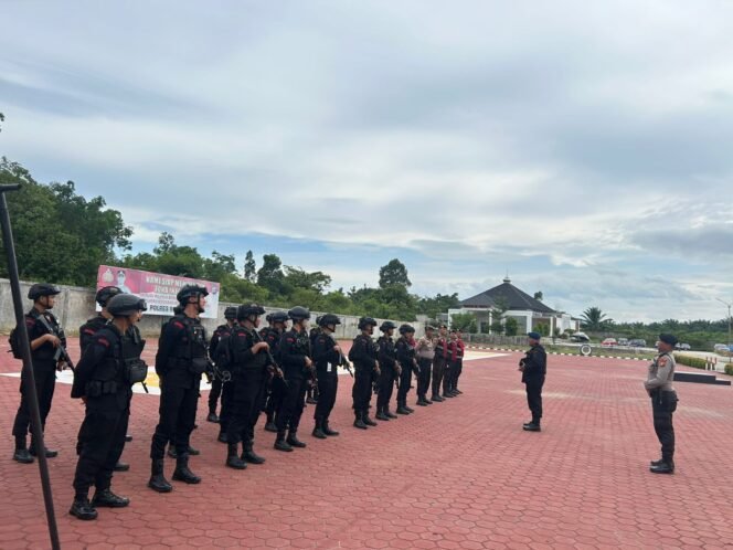 
					OMP-LK24-Patroli Sinergitas TNI-POLRI, Kapolres Rohul Pastikan Pilkada Serentak 2024 Berjalan Kondusif
