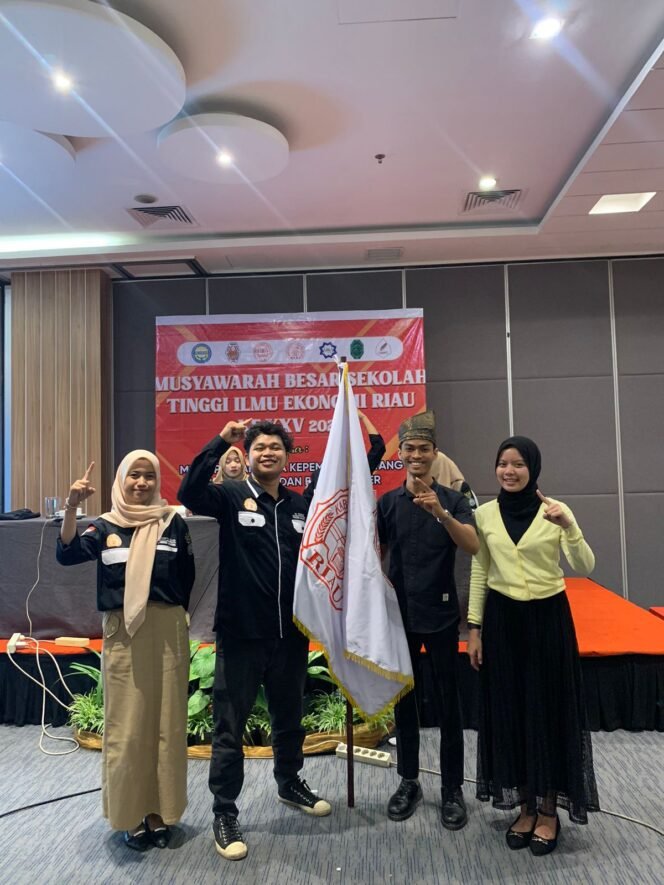 
					Azmi-Shalsa terpilih sebagai Presiden Mahasiswa dan Wakil Presiden Mahasiswa BEM STIE Riau Periode 2024-2025, Cep Permana Galih : “Selamat menjalankan amanah dan selalu ingat kepada rakyat kecil di Riau.”