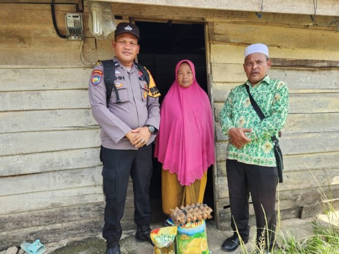 
					Polsek Kabun Peduli: Bantu Lansia Sebatang Kara di Desa Batulangkah Besar.