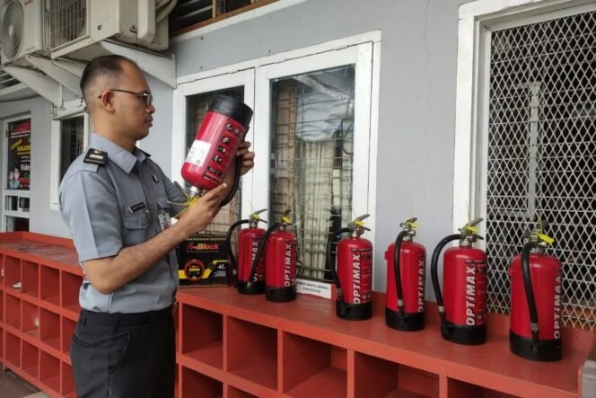 
					Deteksi Dini dan Mitigasi Risiko Cegah Kebakaran, Lapas Pekanbaru Rutin Lakukan Perawatan APAR.