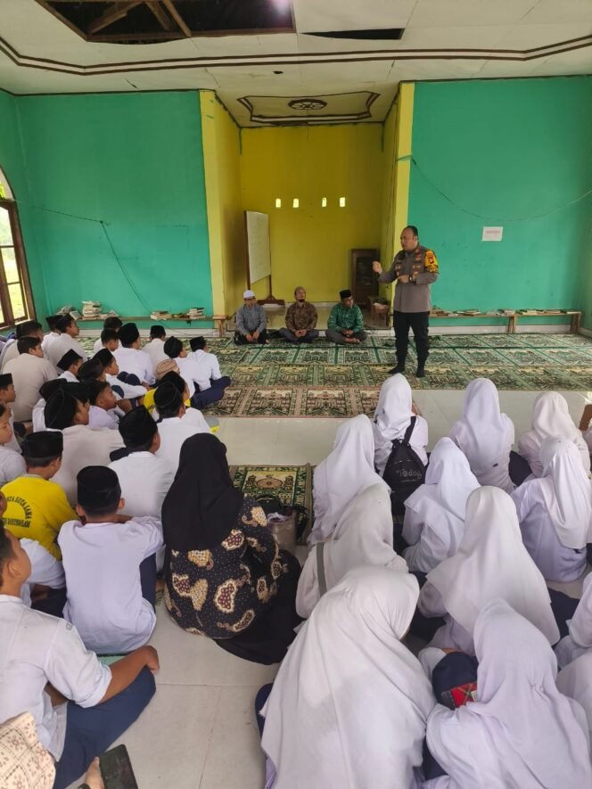 
					Kapolsek Kunto Sosialisasi Tentang UU Lalu Lintas, Kenakalan Remaja, Judi Online, Dan P4GN Di MTS Swasta Kunto Darussalam.