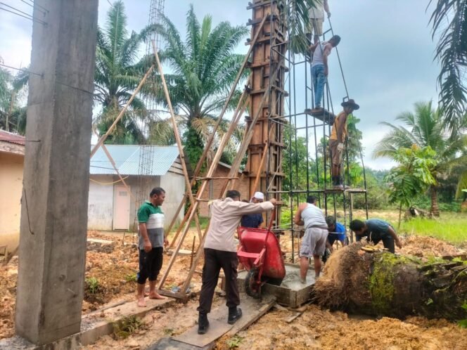 
					Polsek Tambusai Gotong Royong Bantu Pembangunan Mesjid Di Desa Sungai Kumango