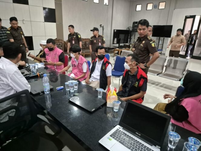 
					Kejari Rohul Tetapkan dan Tahan 6 Tersangka Dugaan Tipikor Penyimpangan Penyaluran Pupuk Subsidi