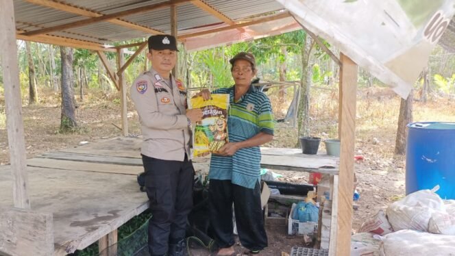 
					Polsek Tambusai Utara Salurkan Bansos Dari Gerakan Sedekah Rp. 1.000,-