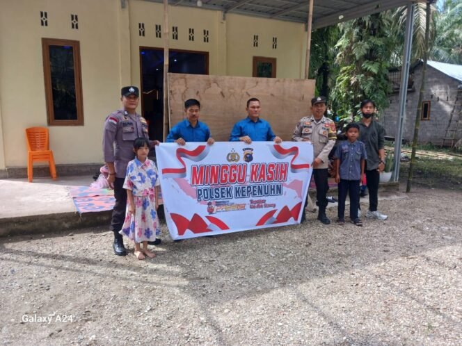 
					Polsek Kepenuhan Hadir di Gereja GSJA dalam Program Minggu Kasih, Wujud Nyata Kedekatan dengan Masyarakat.
