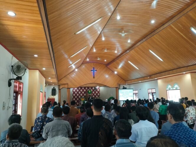 
					Polres Rokan Hulu Laksanakan Kegiatan Minggu Kasih di Gereja HKBP Pasir Pengaraian