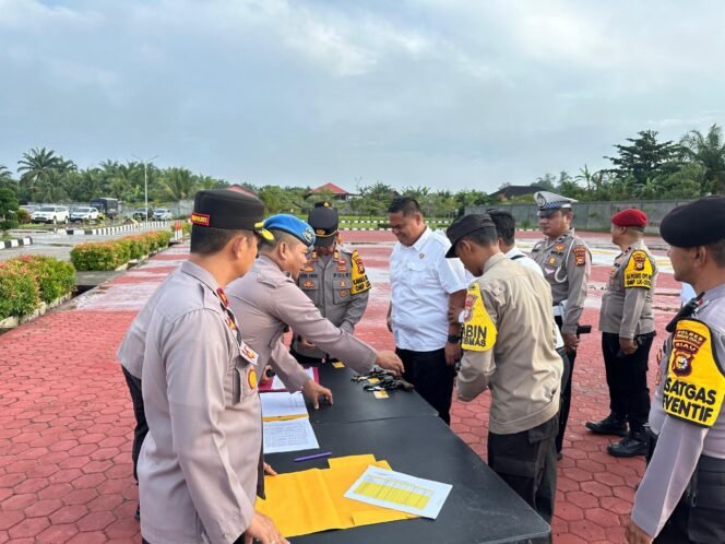 
					Polres Rokan Hulu Gelar Apel Pemeriksaan Senjata Api dan Amunisi, Pastikan Kedisiplinan Anggota.