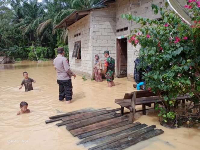 
					Personel Polsek Kabun Monitoring Banjir Yang Melanda Kecamatan Kabun, Rokan Hulu.