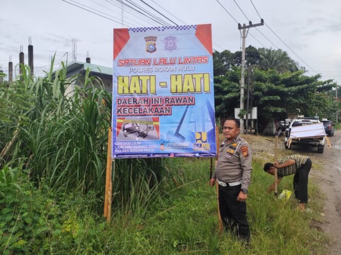 
					Satlantas Polres Rokan Hulu Pasang Spanduk Edukasi Keselamatan, Tekan Risiko Kecelakaan.
