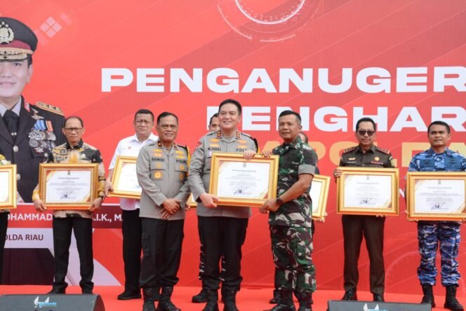 
					Danrem 031/WB Terima Penghargaan Dari Kapolda Riau 