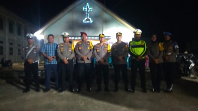 
					Wakapolres Rokan Hulu Pastikan Keamanan Natal dan Tahun Baru dengan Kunjungan ke Gereja