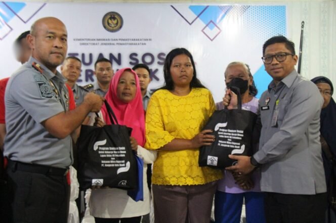 
					Lapas Pekanbaru Ikuti Penyerahan Bantuan Sosial Serentak dan Panen Raya UPT Pemasyarakatan Seluruh Indonesia