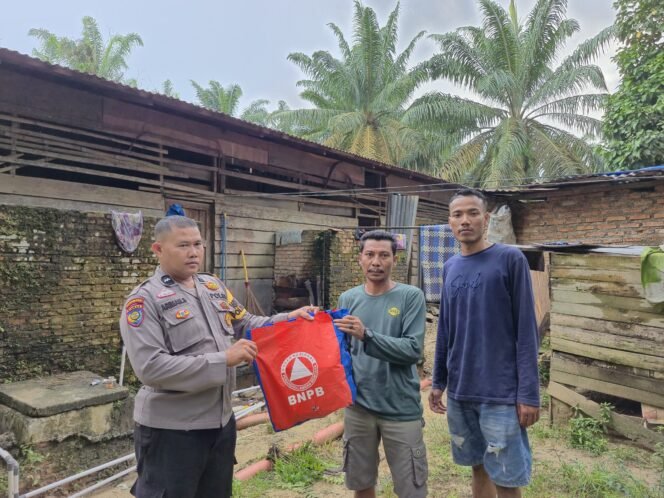 
					Pembagian Bantuan Sembako Oleh Polsek Kabun Dan Bnpb Kabupaten Rokan Hulu Kepada Warga Terdampak Luapan Air Sungai Di Desa Kabun