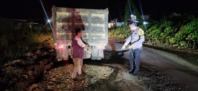 
					Layak Diapresiasi Kinerja Bhabinkamtibmas Polsek Kabun Lakukan Perbaikan Jalan Rusak