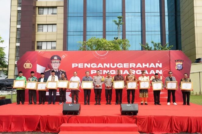 
					Kapolda Riau Irjen Mohammad Iqbal Berikan Penghargaan kepada 29 Pejabat Hingga Tokoh Masyarakat