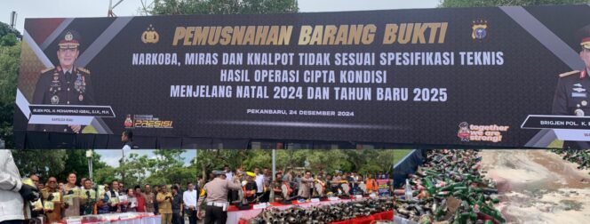 
					Polda Riau Musnahkan Puluhan Ribu Narkoba, Miras Dan Knalpot Hasil Tangkapan Jelang Nataru.