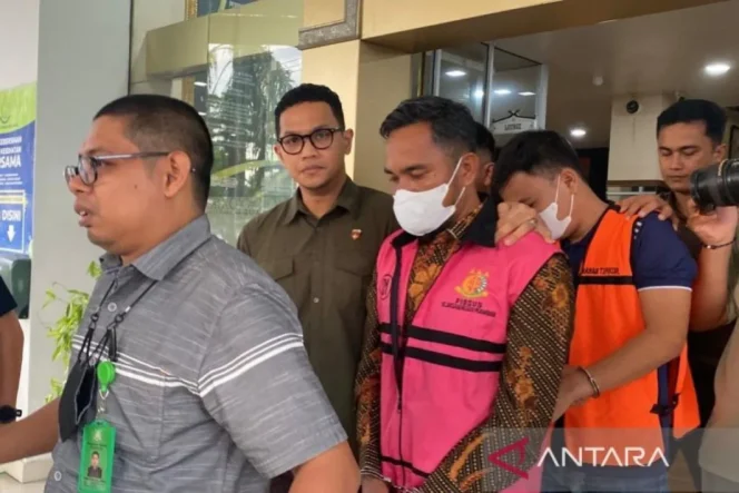 
					Oalah.. Kepala Diskominfotik Pekanbaru Raja Hendra Jadi Tersangka, Kini Ditahan Kejari.
