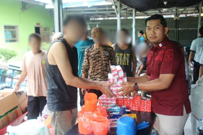 
					Penuhi Hak Dasar Hak Warga Binaan, Lapas Pekanbaru Bagikan Perlengkapan Mandi.